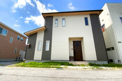 【外観】 | 彦根市平田町　中古戸建 | 全室に収納がしっかり完備されているので、片付けが楽々♪お部屋が広く使えますね。