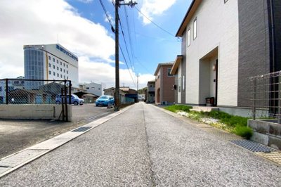 【前面道路含む現地写真】 | 彦根市平田町　中古戸建 | 〈こちらの物件〉に興味がある方はお気軽にお問い合わせ下さい！月々のお支払い希望額から､お客様が購入可能な物件の価格をシミュレーション致します(*´▽｀*)