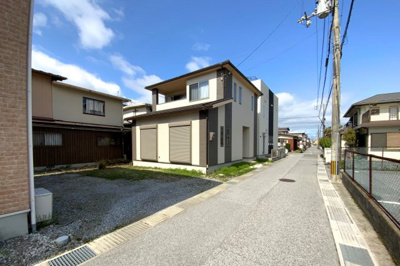 【外観】 | 彦根市平田町　中古戸建 | 一度、実際にご覧になってみませんか？暮らしやすい周辺環境も含め、スタッフがご案内いたします。お家探しの第一歩としてでも大丈夫です(^^)/お気軽にお問い合わせ下さいね♪