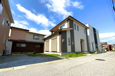 【外観】 | 彦根市平田町　中古戸建 | 小学校・保育機関・児童公園が近く、小さいお子様がいらっしゃるご家庭は安心です。