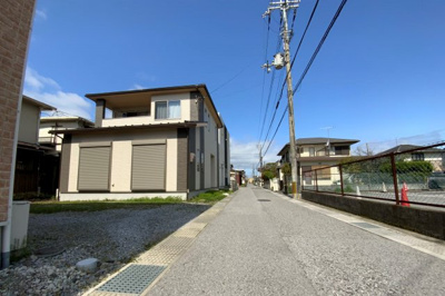 【前面道路含む現地写真】 | 彦根市平田町　中古戸建 | 向い側は駐車場で建物はなく、陽当り・通風は良好なポジションです！