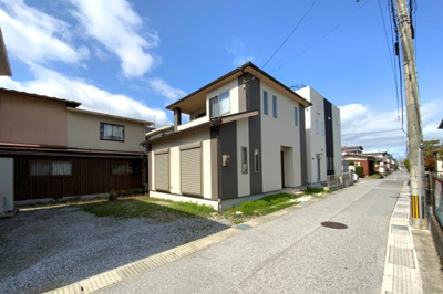 【外観】 | 彦根市平田町　中古戸建 | 間口《14.6ｍ》が広い横長の敷地なので、家の横に車を2台並べて駐車出来ます。運転が苦手な方でもラクラク安心ですね！