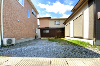 【駐車場】 | 彦根市平田町　中古戸建 | 駐車場スペースは広く、お庭としても利用が出来ますね！ガーデニングやお子様の遊び場としてご家庭に合わせて楽しめます(^^♪