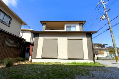 【外観】 | 彦根市平田町　中古戸建 | 建物の横側が全面駐車場になっているので陽当り・通風は良好です！