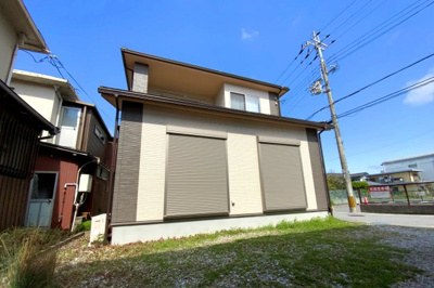 【外観】 | 彦根市平田町　中古戸建 | 駐車スペースが1台分で十分なご家庭なら、LDKと和室の掃き出し窓から出入り出来るウッドデッキを後付けしても素敵ですね。
