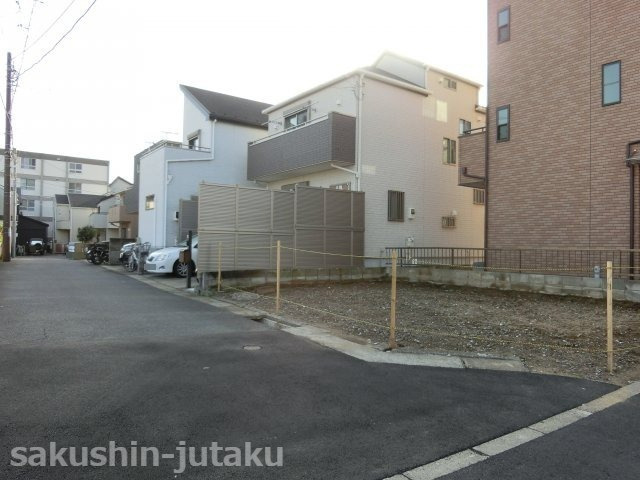 谷津２丁目　売地の前面道路含む現地写真|谷津２丁目　売地　更地　建築条件なし　52.1㎡　東南×北東角地　建ぺい率70％・容積率200％　