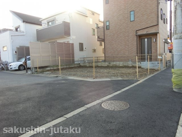 谷津２丁目　売地の前面道路含む現地写真|谷津２丁目　売地　更地　建築条件なし　52.1㎡　東南×北東角地　建ぺい率70％・容積率200％　