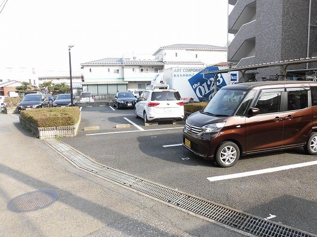 アーク昭島レジデンスの駐車場