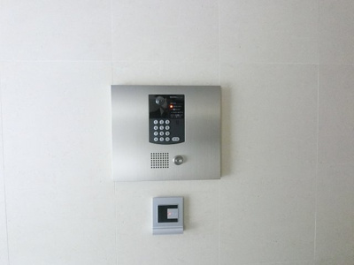 【その他共用部分】 | セルアージュ湘南台プルーム | ひとつの鍵だけでエントランス、メールボックス、エレベーター、玄関ドアが操作できるテブラキーを採用。鍵はポケットやバッグにいれたままハンズフリーで操作が可能です。
