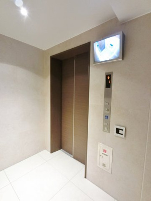 【その他共用部分】 | セルアージュ湘南台プルーム | エレベーターには防犯カメラと液晶モニターを採用。こちらのエレバーターもセキュリティが掛かっているのでテブラキーがないと使用できません。