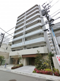 【外観】 | 9階建の7階部分。湘南台のオシャレな街並みになじむグレーを基調とした外観です。まわりにはたくさんのお店や施設があります。