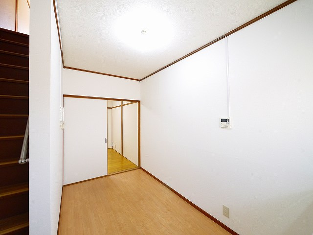 三条三和ハイツの居間・リビング|使いやすいリビングです