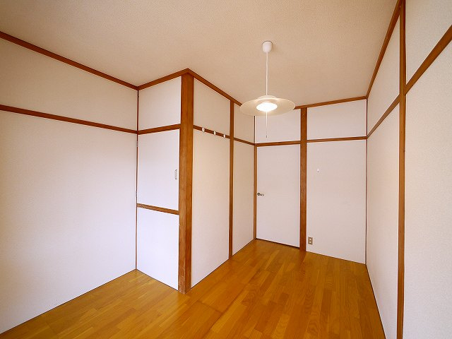 三条三和ハイツの洋室|広々とした洋室です