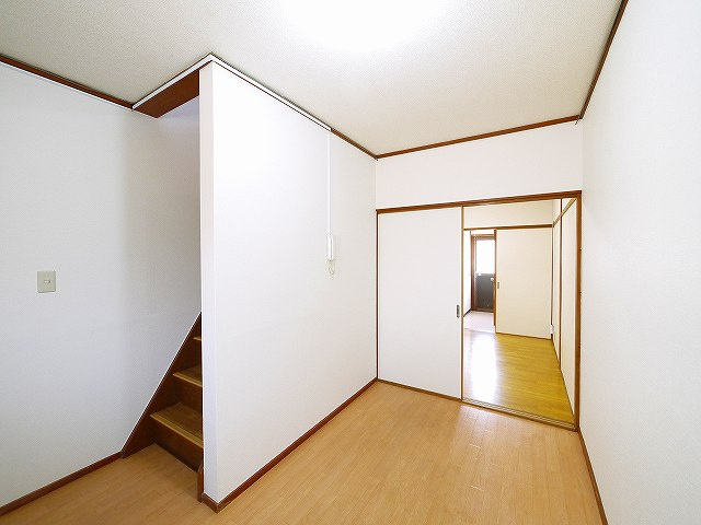 三条三和ハイツの居間・リビング|ゆったり過ごせるリビングです