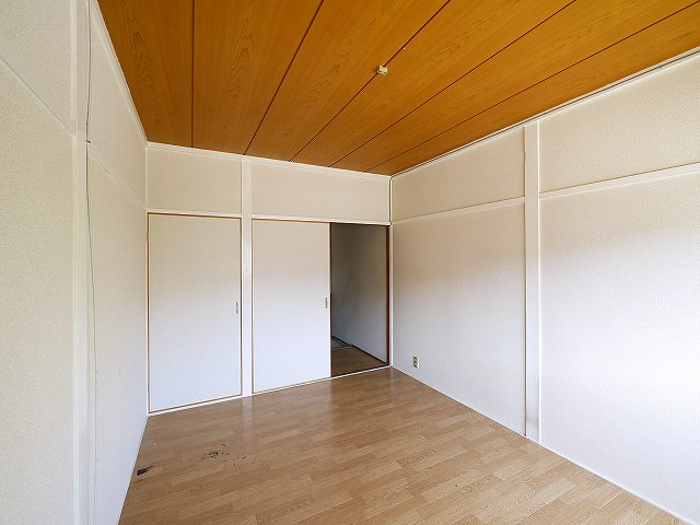 三条三和ハイツの洋室|落ち着いた色調の洋室です