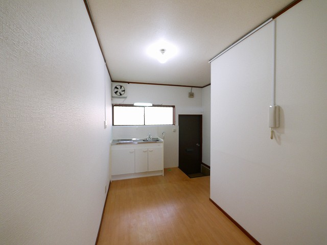 三条三和ハイツの居間・リビング|ゆったり過ごせるリビングです