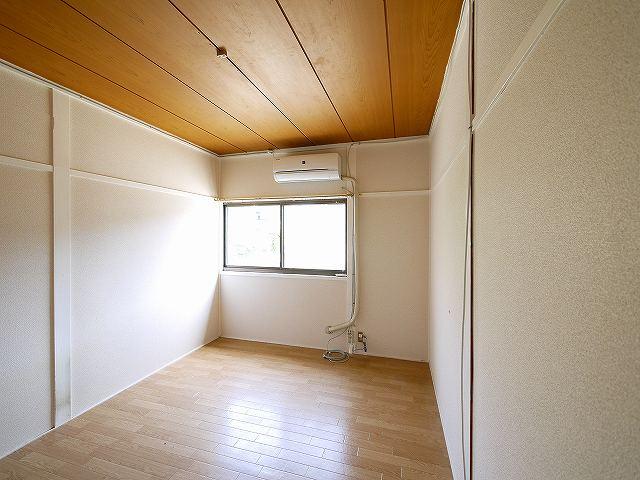 三条三和ハイツの寝室|使い勝手のいい洋室です