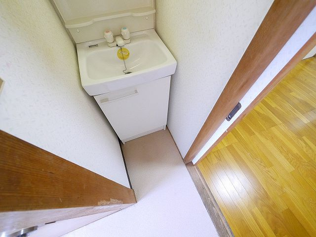三条三和ハイツの独立洗面台|独立洗面台、小物を置くことができて便利です