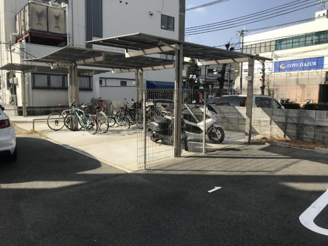 箕面市牧落３丁目のアパートの駐車場