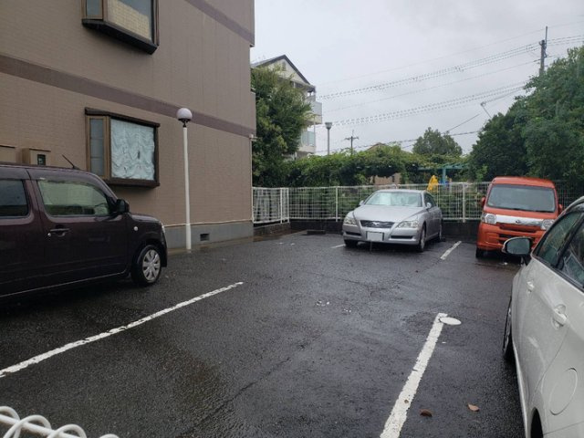 川西市南花屋敷４丁目のアパートの駐車場