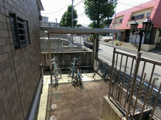 【その他共用部分】 | 屋根付きの駐輪場で雨が降っても大切な自転車が濡れなくてすみますね♪自転車はちょっとした移動手段に便利ですよね！