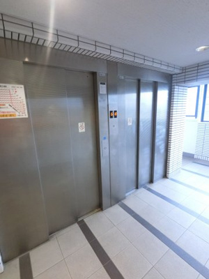 【その他共用部分】 | ライオンズマンション横浜港南ホワイトヒルズ | エレベーター二基付きのマンション。
お買い物やベビーカーの出し入れに便利です。
