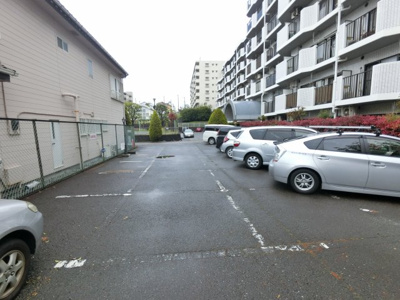 【駐車場】 | ライオンズマンション横浜港南ホワイトヒルズ | 平置き駐車場です。