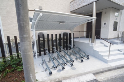 【その他共用部分】 | モンテベルテ【SHM】 | 屋根付きの駐輪場で雨が降っても大切な自転車が濡れなくてすみますね♪自転車はちょっとした移動手段に便利ですよね！