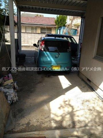350万円　甲斐市天狗沢　６DK　中古住宅の駐車場|駐車スペースは２台です！
屋根があるので車が汚れる心配がないのがうれしいですね♬
