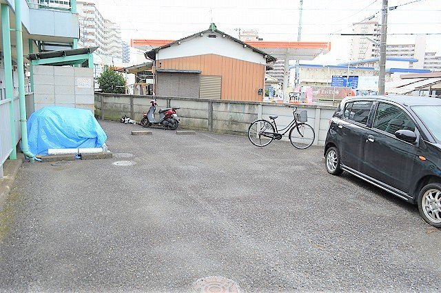 アーバンライフの駐車場