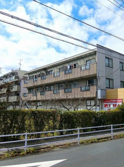 【外観】 | 小田急線・南武線「登戸」駅まで徒歩3分！駅近の3階建てマンション♪2沿線利用可能で通勤通学にも便利です♪