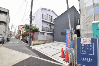 【前面道路含む現地写真】 | 近くにはドラッグストアや公園、生活に便利な施設もそろっています。
