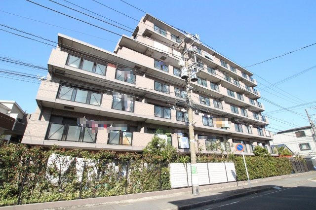 ライオンズマンション川崎大師公園南（川崎区観音1丁目）の外観|全居室5帖以上確保！ゆとりの3LDKファミリータイプ
南東向き陽当たり良好！
WIC新設！各洋室や廊下に収納を備えスペースを広々有効活用
宅配ボックス・モニター付きオートロック・防犯カメラ完備！