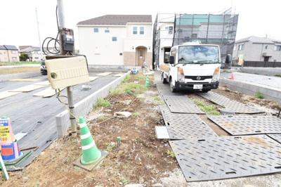 【駐車場】 | 清瀬市野塩４丁目　２号棟 | 玄関前の駐車スペースは買い物帰りで荷物が多くても楽ですね。前面道路も広いので車庫入れもしやすいです。