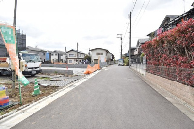 【前面道路含む現地写真】 | 清瀬市野塩４丁目　２号棟 | 前面道路公道5メートルあります。運転が苦手な奥様でも楽々駐車可能です。
