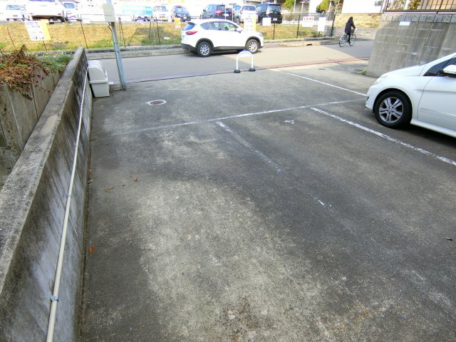 ソファレ高倉台の駐車場