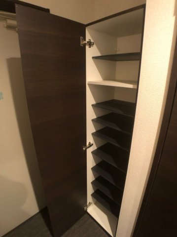 ラージヒル長瀬WESTの玄関