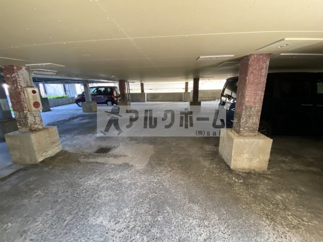 ノーブル国分の駐車場