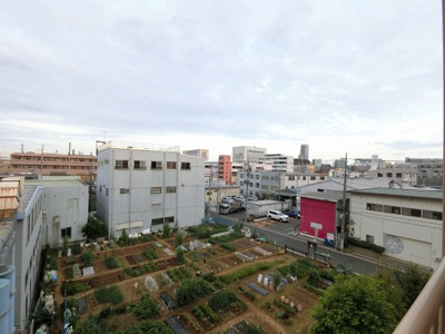 【展望】 | コスモ大倉山 | ４階部分からの眺望です。
前面に遮る建物がなく開放感がございます。