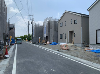 【前面道路含む現地写真】