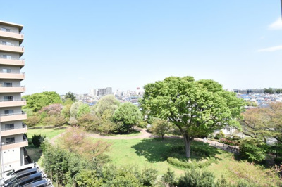 【展望】 | ブリリアエルシオ萩山 | 武蔵野の緑を存分に楽しめるのは、低層住宅地域ならではの眺望。夜は星空を見ながらご家族で語り合いを…