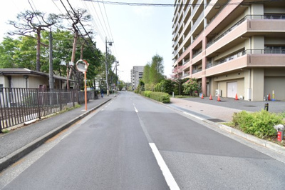 【周辺】 | ブリリアエルシオ萩山 | 「萩山」駅から徒歩4分の立地ながら、マンション前面は車通りも少なく、お子様の通学も安心です。