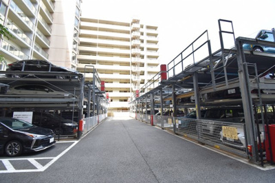 【駐車場】 | ブリリアエルシオ萩山 | 盗難やいたずらの被害にあいにくく、駐車時に他の車にぶつけられる心配もありません。