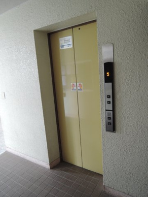 【その他共用部分】 | 菊名マンション | お買い物時やベビーカーの出し入れに便利なエレベーター付です。