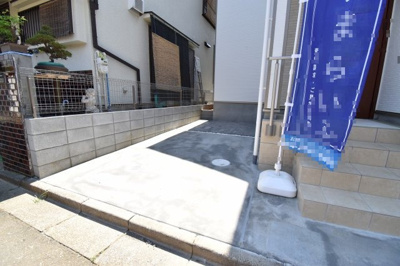 【駐車場】 | 東大和向原5期 | 玄関横の駐車スペースは買い物帰りで荷物が多くても楽ですね。前面道路も広いので車庫入れもしやすいです。