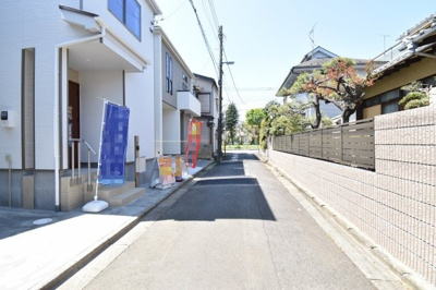 【前面道路含む現地写真】 | 東大和向原5期 | 前面道路は閑静な住宅地の通りとなるため、車通りは多くありません。 安心して車庫入れ可能。