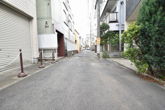 【前面道路含む現地写真】 | 近くには、小学校や公園など緑豊かな住宅街となっています！