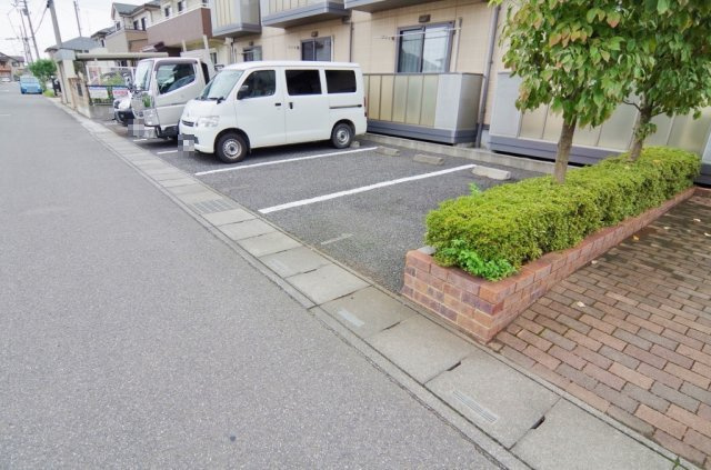 ソレジオ幸子の駐車場