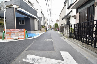 【前面道路含む現地写真】 | 近くにはスーパーマーケットやコンビニエンスストアなどの便利で嬉しい施設があります！