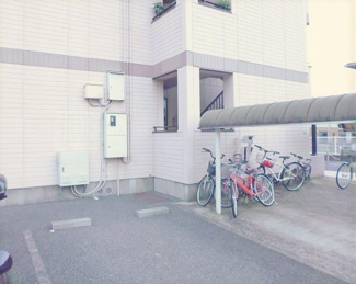 【その他共用部分】 | 屋根付きの駐輪場で雨が降っても大切な自転車が濡れなくてすみますね♪荷物が重いときに自転車があれば助かります！
